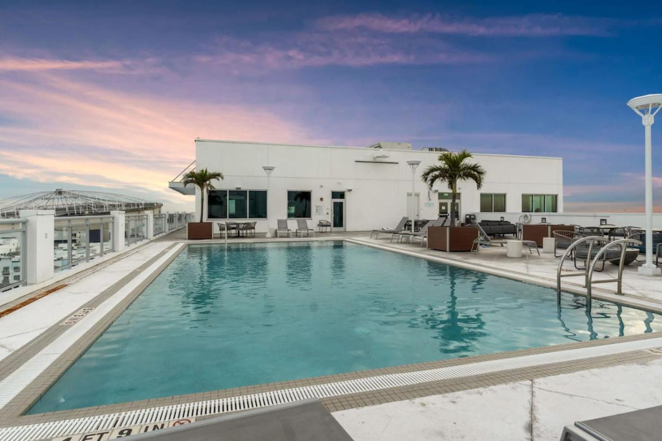 Modern 2 Bed Getaway Steps From Tropicana Field Saint Petersburg Eksteriør billede
